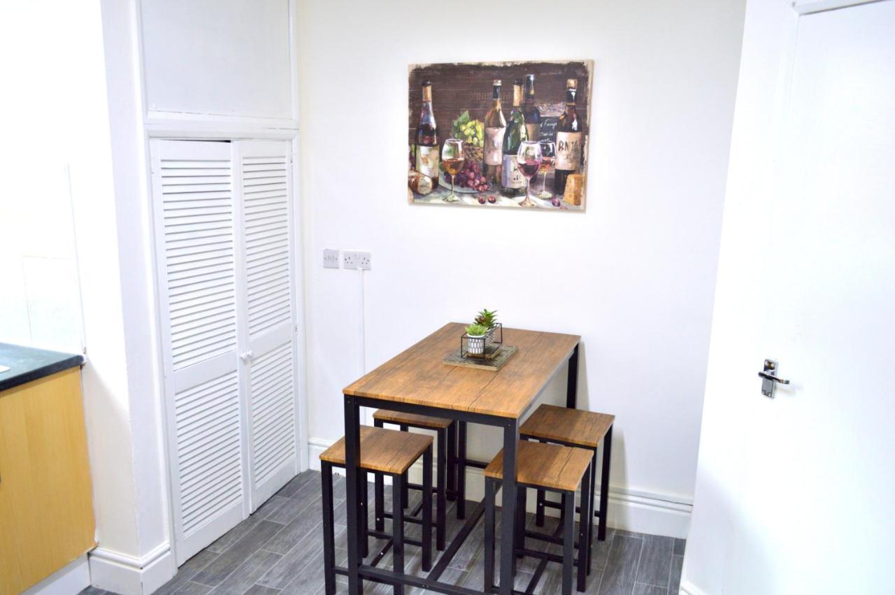 Beautiful Two-Bed Apartment With Driveway Parking Nottingham Exterior foto